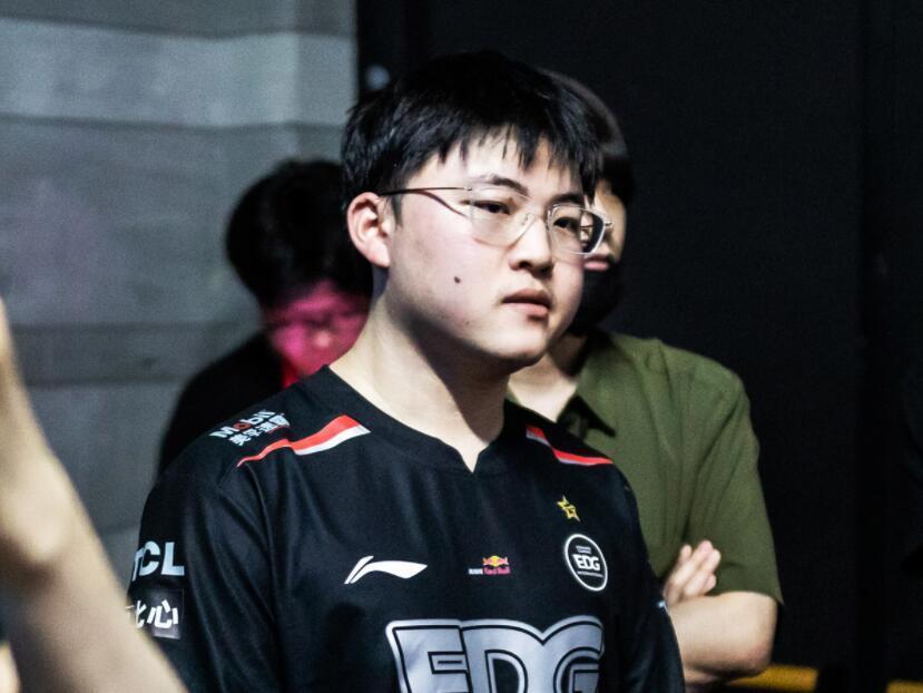 开云登录入口Uzi在湖人比赛中败北，回归赛场引发热议！(uzi比赛视频)